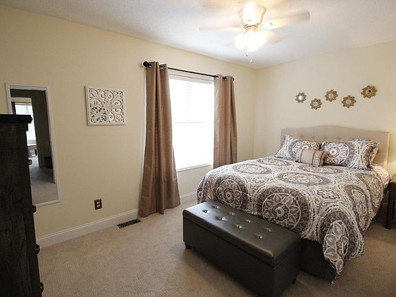 Bedroom 2 - Queen bed