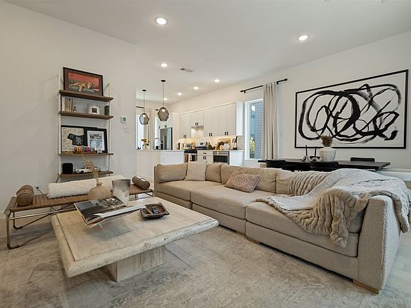 4th image of 427 W 10th St #601