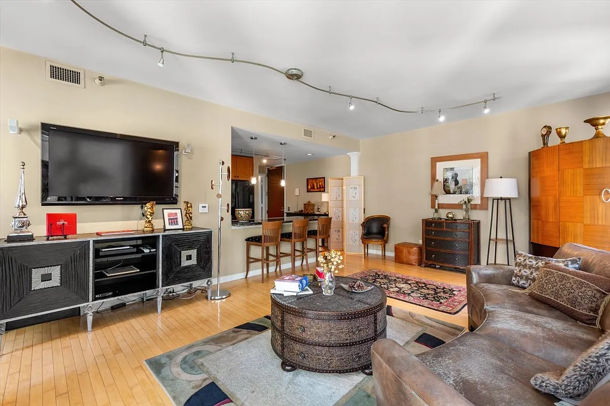 1 bed, 1.5 bath, 1045 sqft, $3,300 — Photo 4