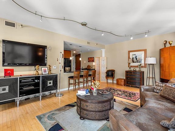 4th image of 57 E Delaware Pl APT 1104