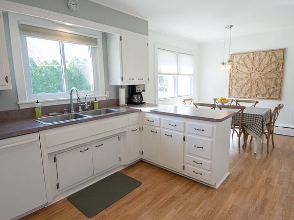 5th image of 986 Peconic Bay Blvd