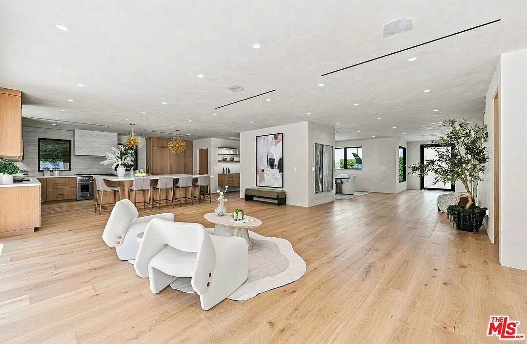 5 bed, 5.5 bath, 4445 sqft, $19,500 — Photo 3