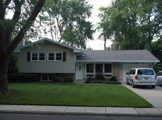 125 Springwood Dr, Naperville, IL 60540