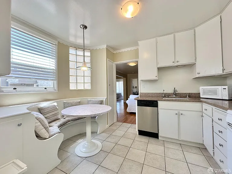 2006 Laguna St #2012 — Photo 3