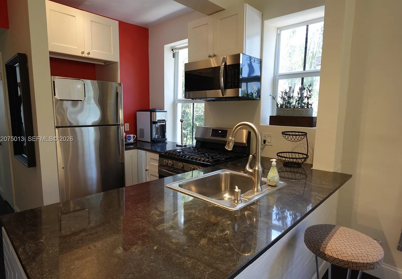 Windsor Plaza Condo — Photo 3