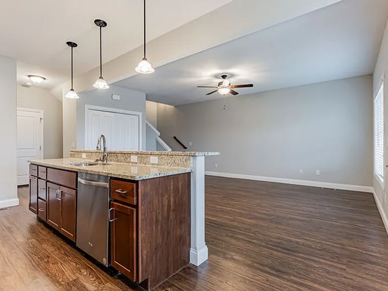 901 Cates Dr — Photo 11
