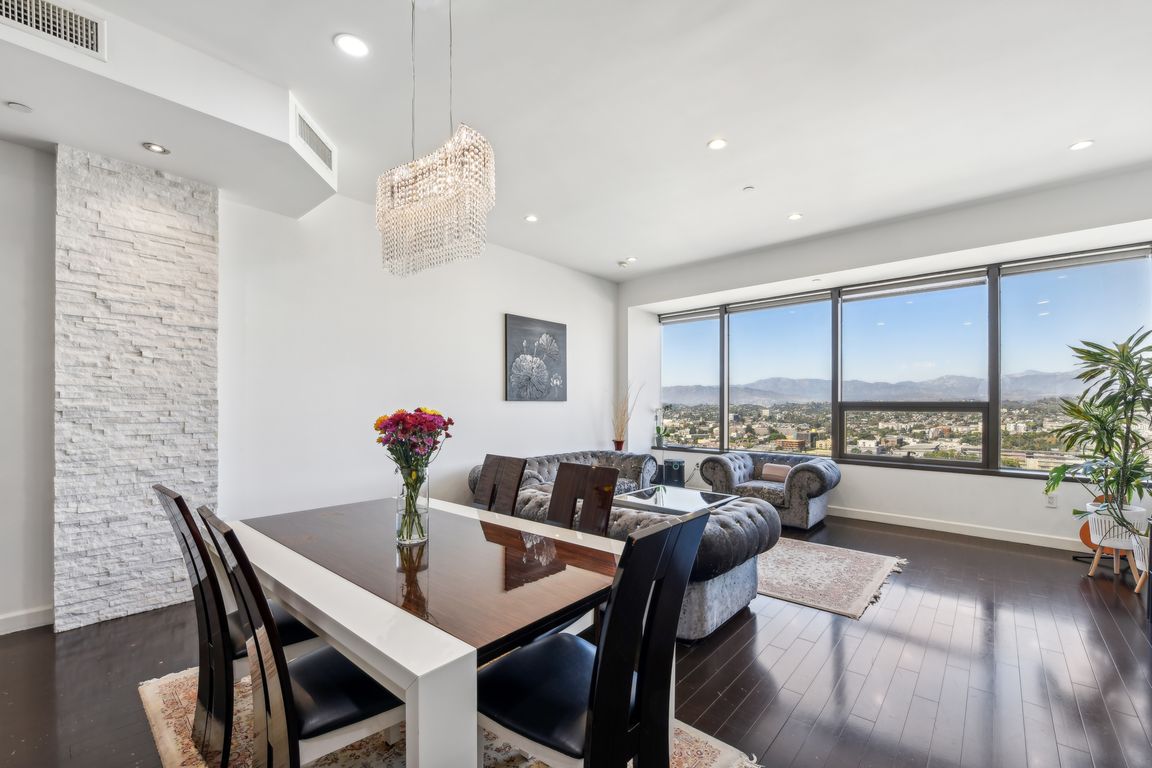 Wilshire Blvd 2404-011