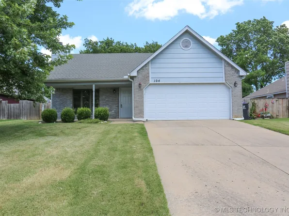 104 E Laredo Pl, Broken Arrow, OK 74012