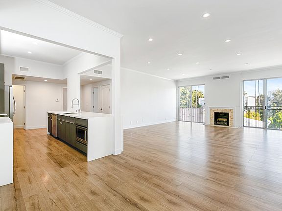 2nd image of 12320 Montana Ave #302