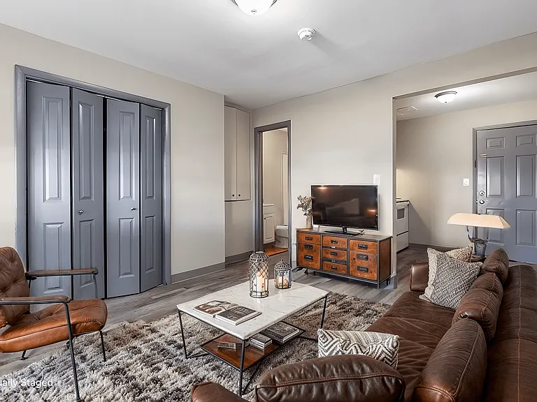 Saluki Apartments — Photo 1