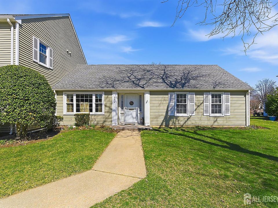 1st image of 25 E Rossmoor Dr