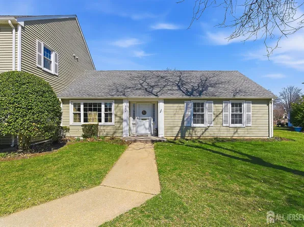 25 E Rossmoor Dr, Monroe Township, NJ 08831