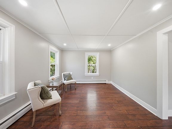 4th image of 286 Blackstone St