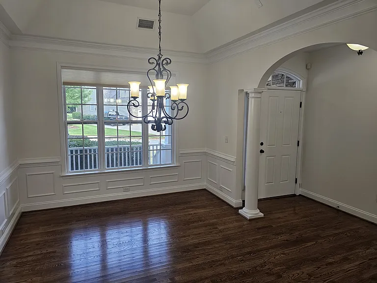 212 Medford Dr — Photo 5
