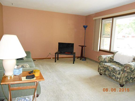 2nd image of 1827 N Cambridge Dr