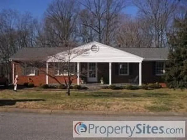 1030 Howell Dr, Vinton, VA 24179