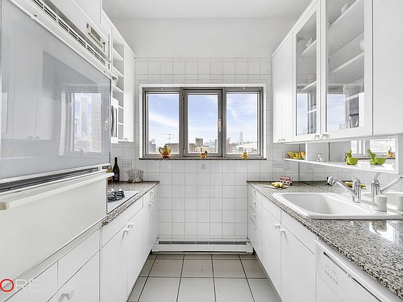 4th image of 200 E 32nd St APT 18B