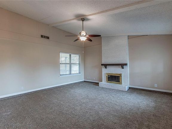 5th image of 2409 Stoneleigh Dr