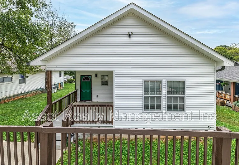 619 Midlake Dr NE — Photo 5