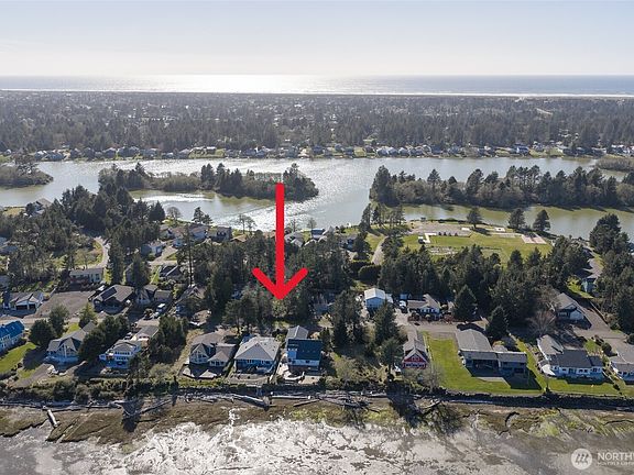 3rd image of 569 SE Chinook Avenue