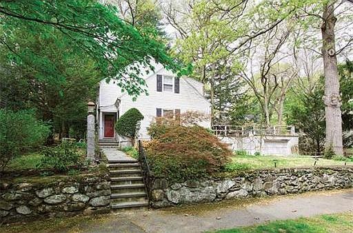 2nd image of 140 Pond Brook Rd