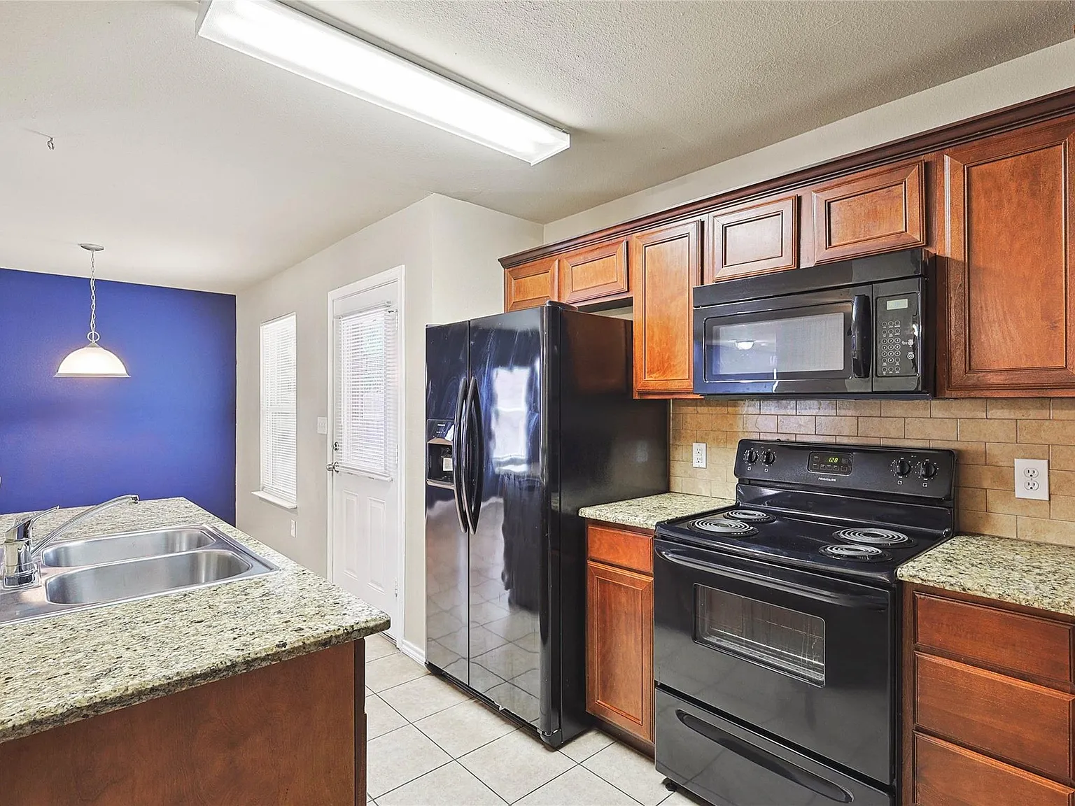 3 bed, 2.5 bath, 1669 sqft, $1,700 — Photo 2