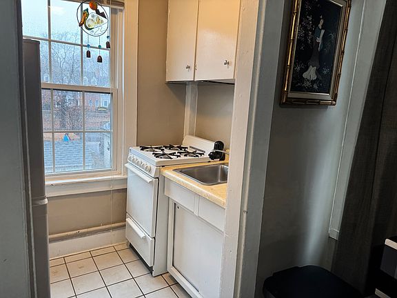 5th image of 32 Market St Unit 4