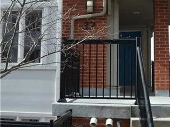 32 Florence Wyle Ln #2, Toronto, ON M4M 3E7