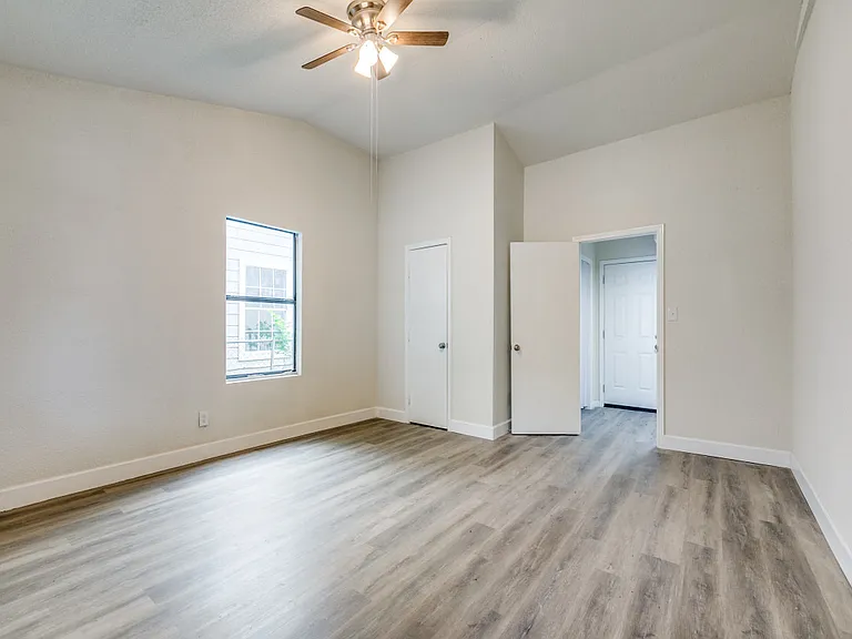 247 E Amber St — Photo 9