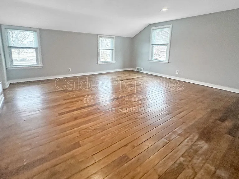 1712 Michigan St NE — Photo 11