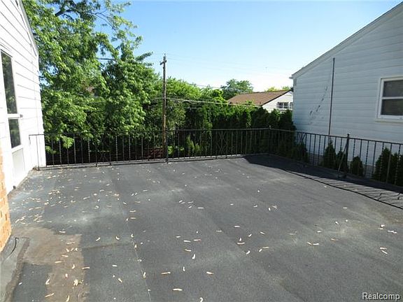 5th image of 26074 Deerfield St