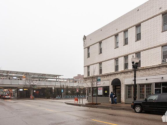 2nd image of 930 W Belmont Ave APT 304