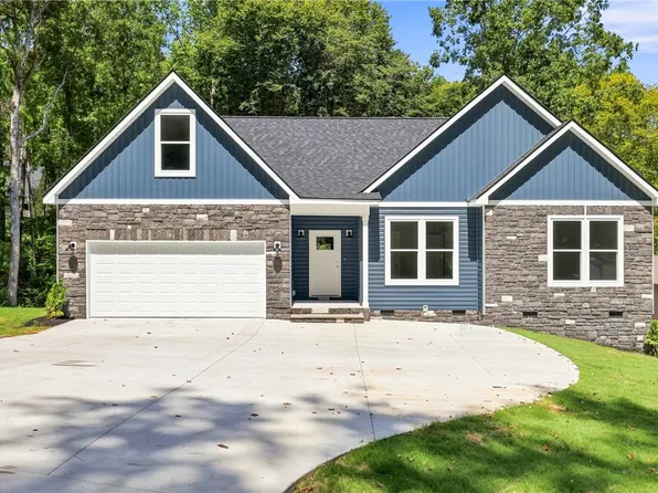 216 W Halfway Branch Rd, Walhalla, SC 29691