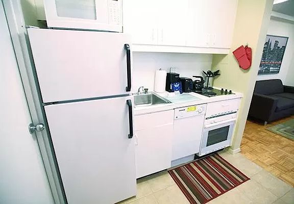 4th image of 150 W 51st St #12