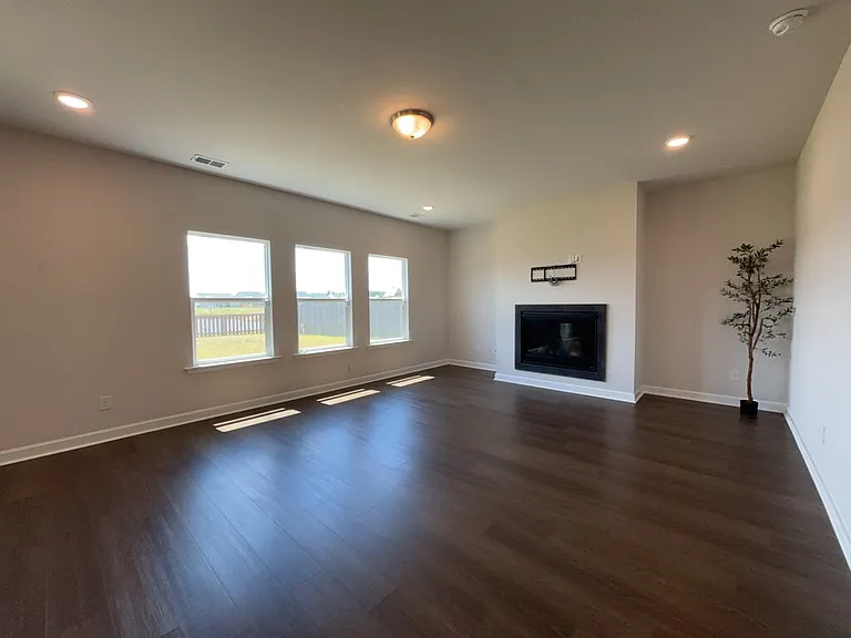 445 Navona Dr — Photo 8