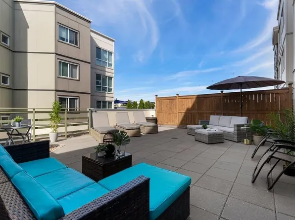 15795 Croydon Dr #212, Surrey, BC V3Z 2L6