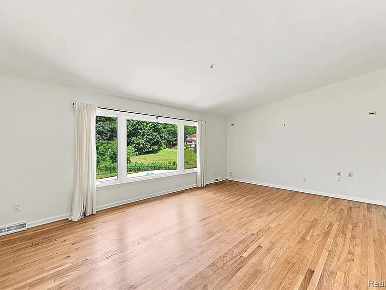 980 Sandhurst Rd — Photo 11
