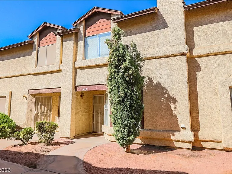 566 Kristin Ln — Photo 1