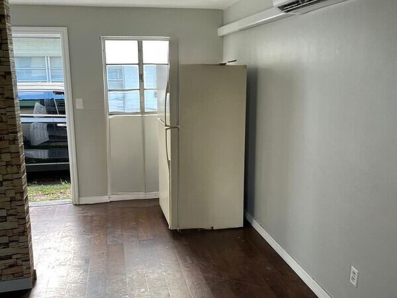 3rd image of 317 E Monument Ave APT 2