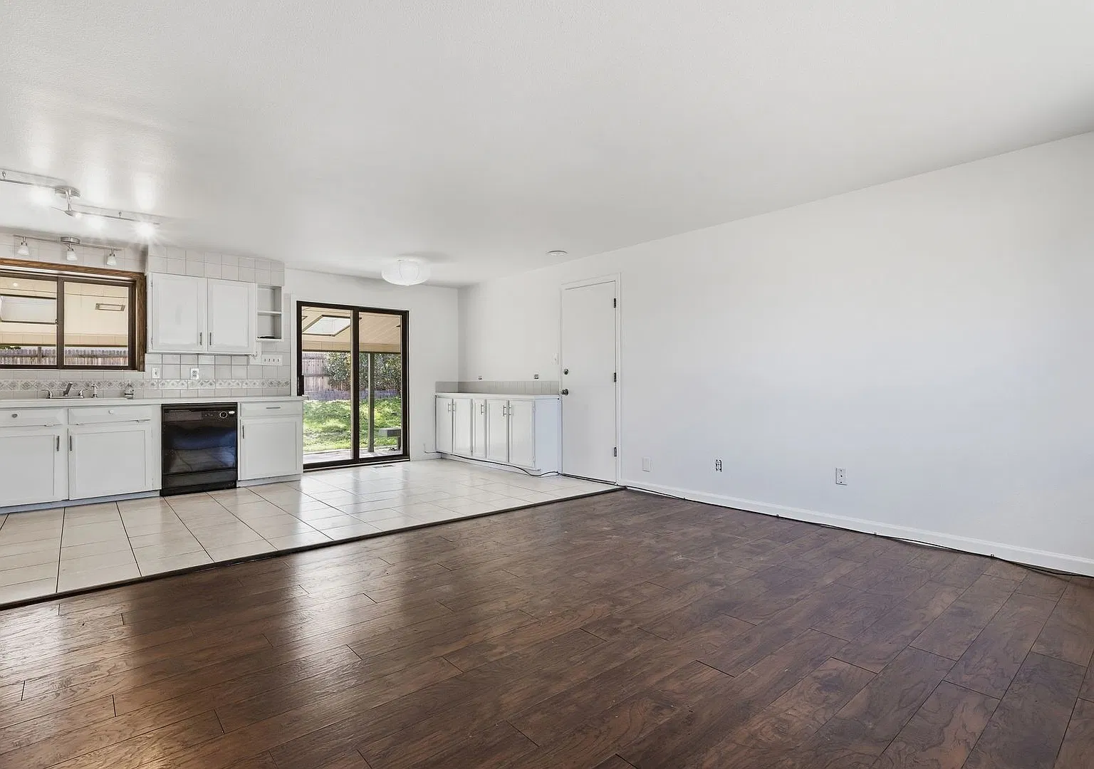 3 bed 2 bath tri-level in Acres Green! — Photo 4