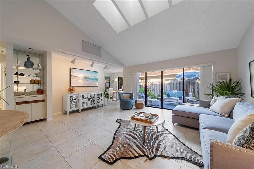 2 bed, 2.0 bath, 1282 sqft, $2,500 — Photo 2