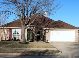 201 E Embercrest Dr, Arlington, TX 76018