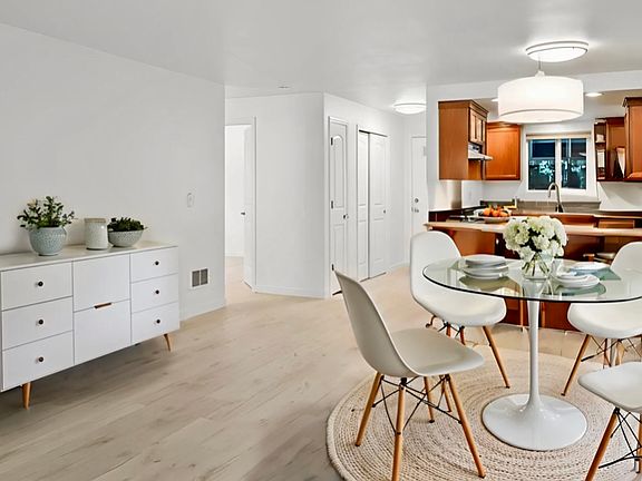 Dining area, looking in to kitchen