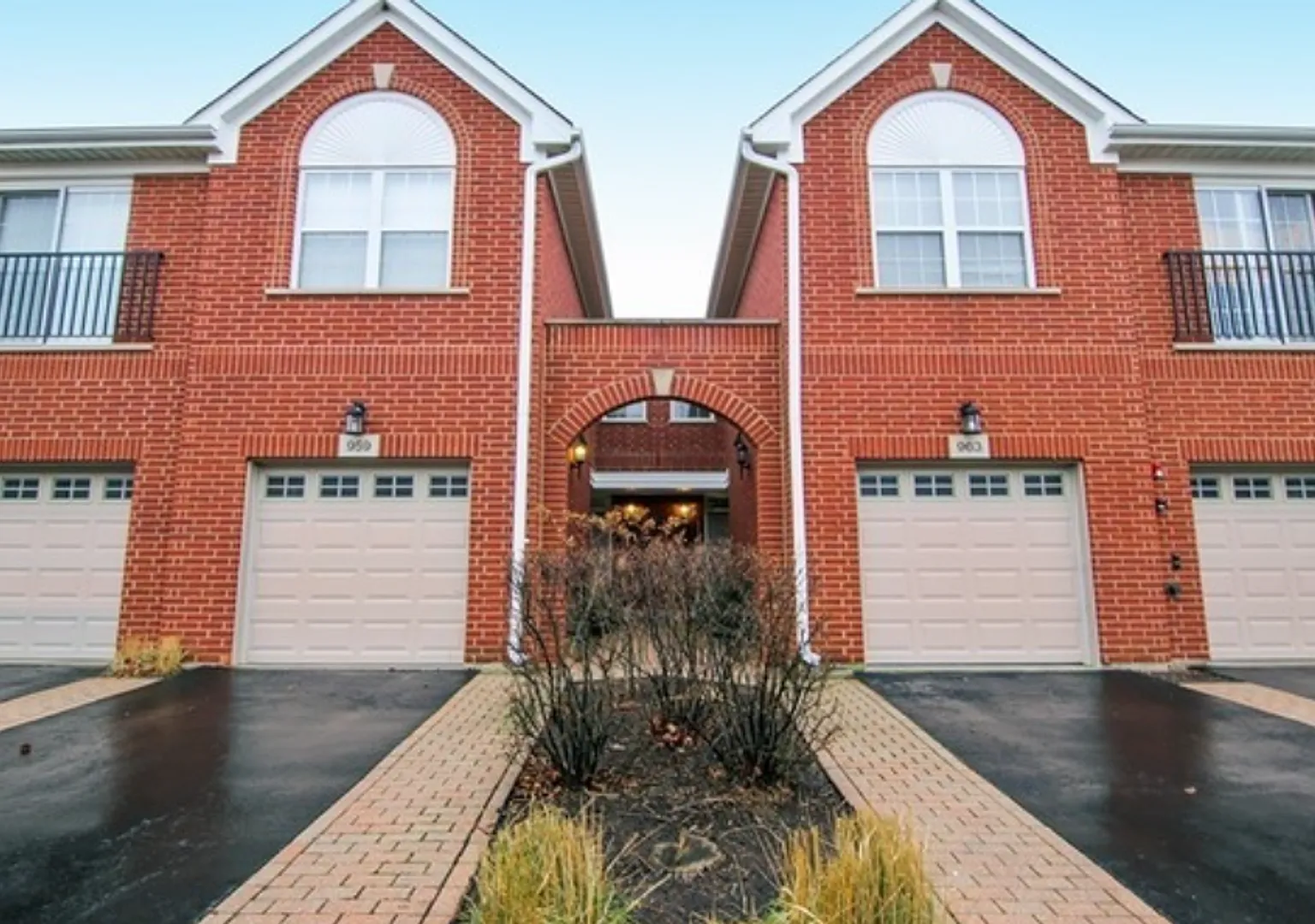 Northbrook Beautiful 3b/2.5b Townhome — Photo 1