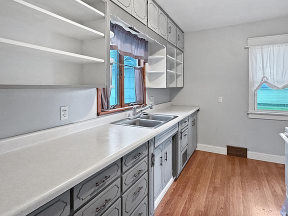 3rd image of 954 9th St