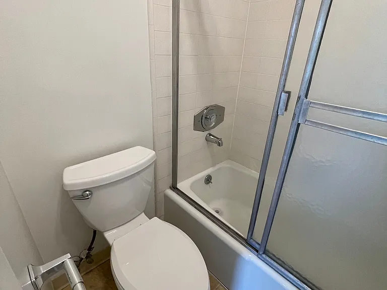 Main bathroom toilet and tub/shower