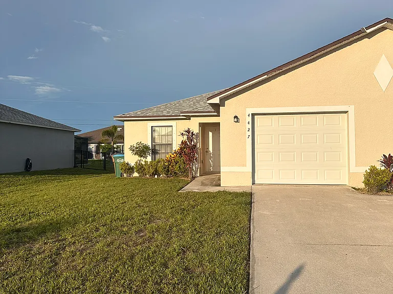 4427 SW 9th Ave — Photo 1