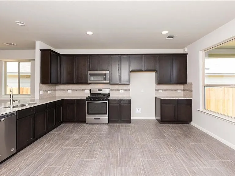 612 Palmilla St — Photo 3
