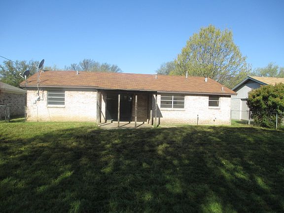 3rd image of 2028 Moline Dr