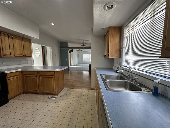 5th image of 404 2nd St